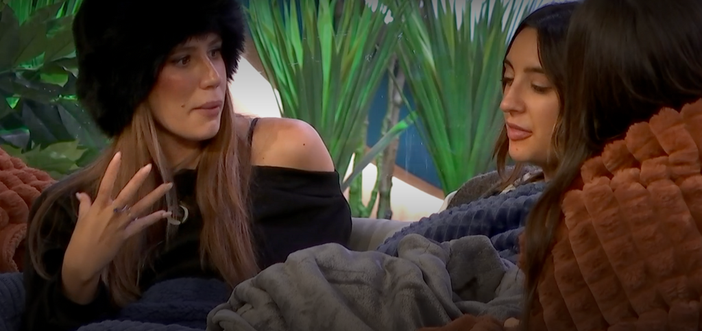 Aroa hablando sobre Patricia en el jardín