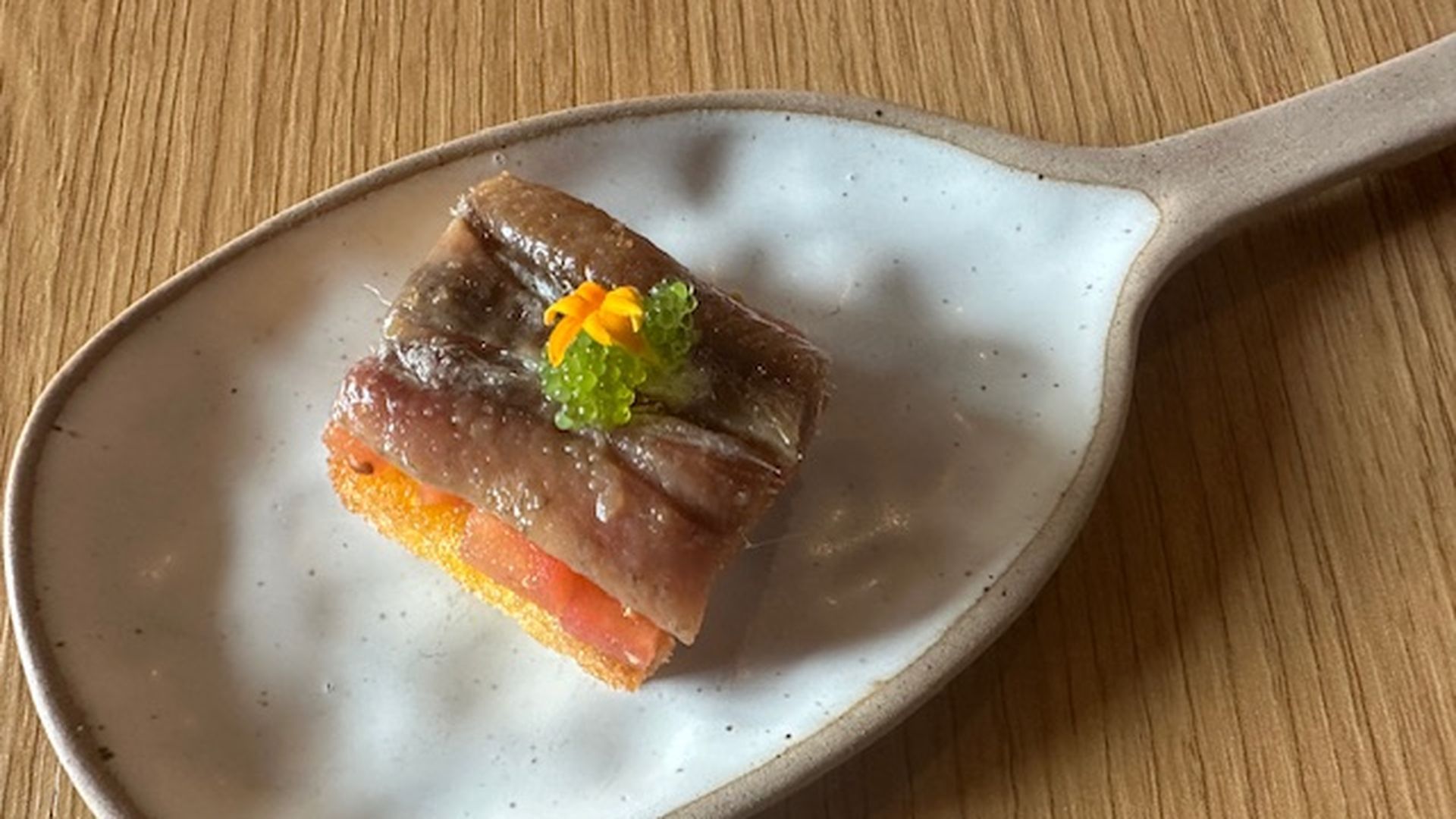 Brioche con anchoa en Marna.