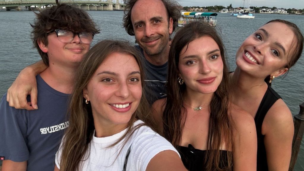 Carlos Moreno junto a sus cuatro hijos