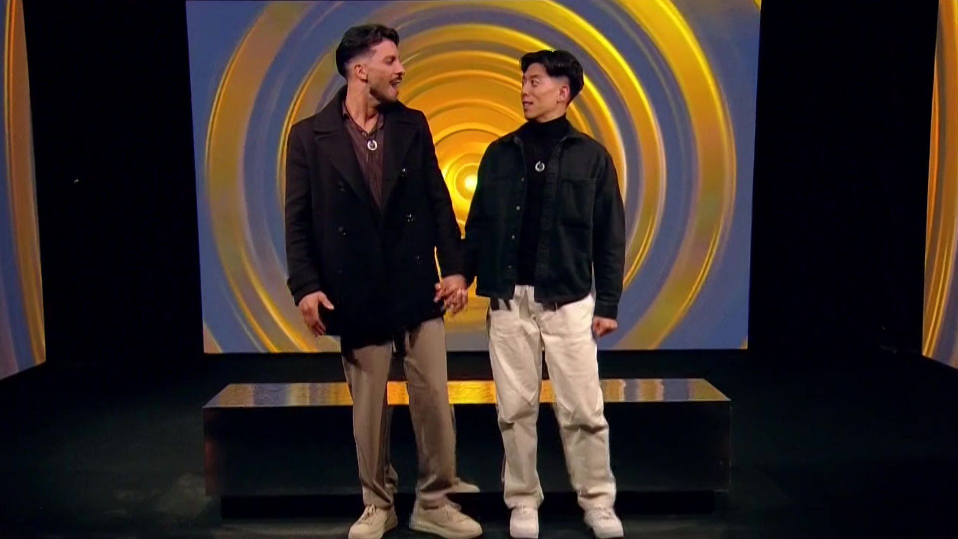 Cristian y Joon escuchando la decisión final