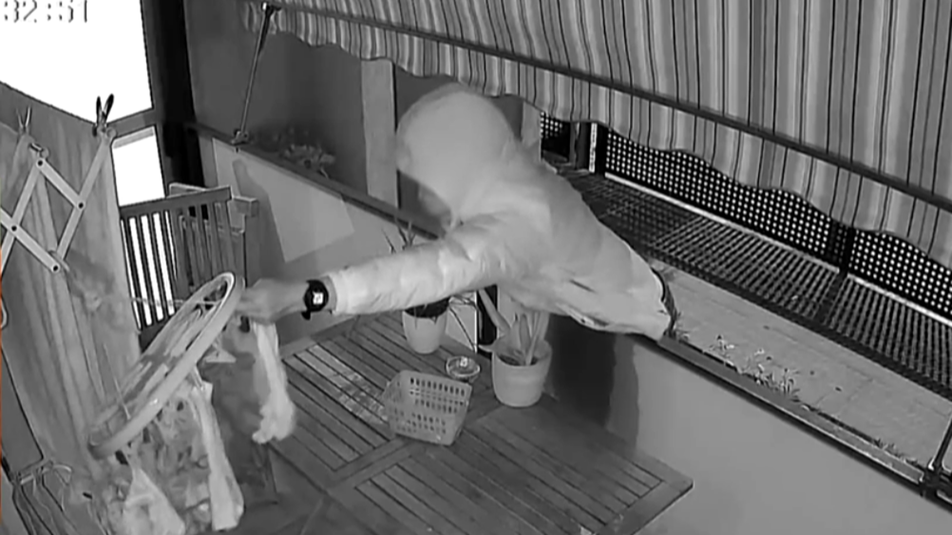 Dos mujeres graban a un hombre encapuchado que lleva meses robándole la ropa interior Dos mujeres graban a un hombre encapuchado que lleva meses robándole la ropa interior