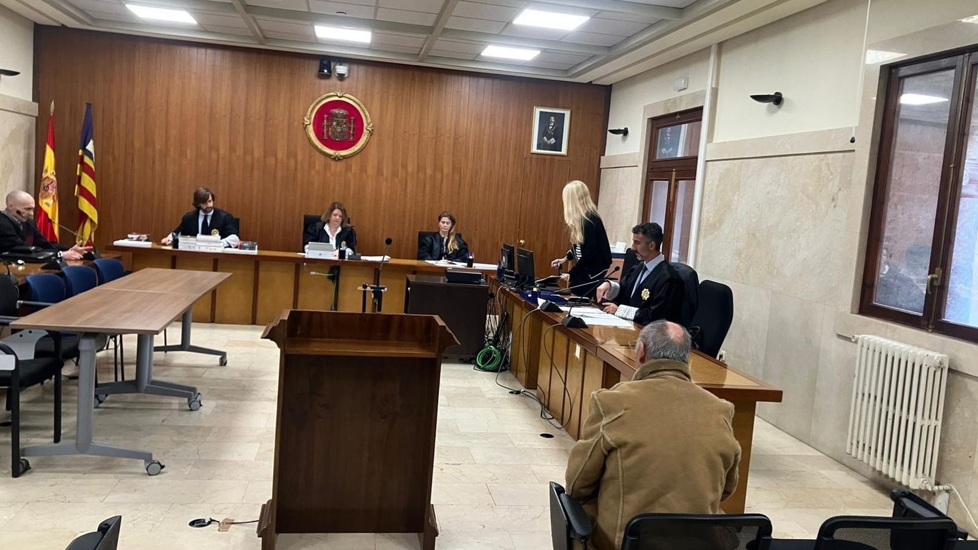 El acusado, de espaldas, este viernes en la Audiencia Provincial de Palma.