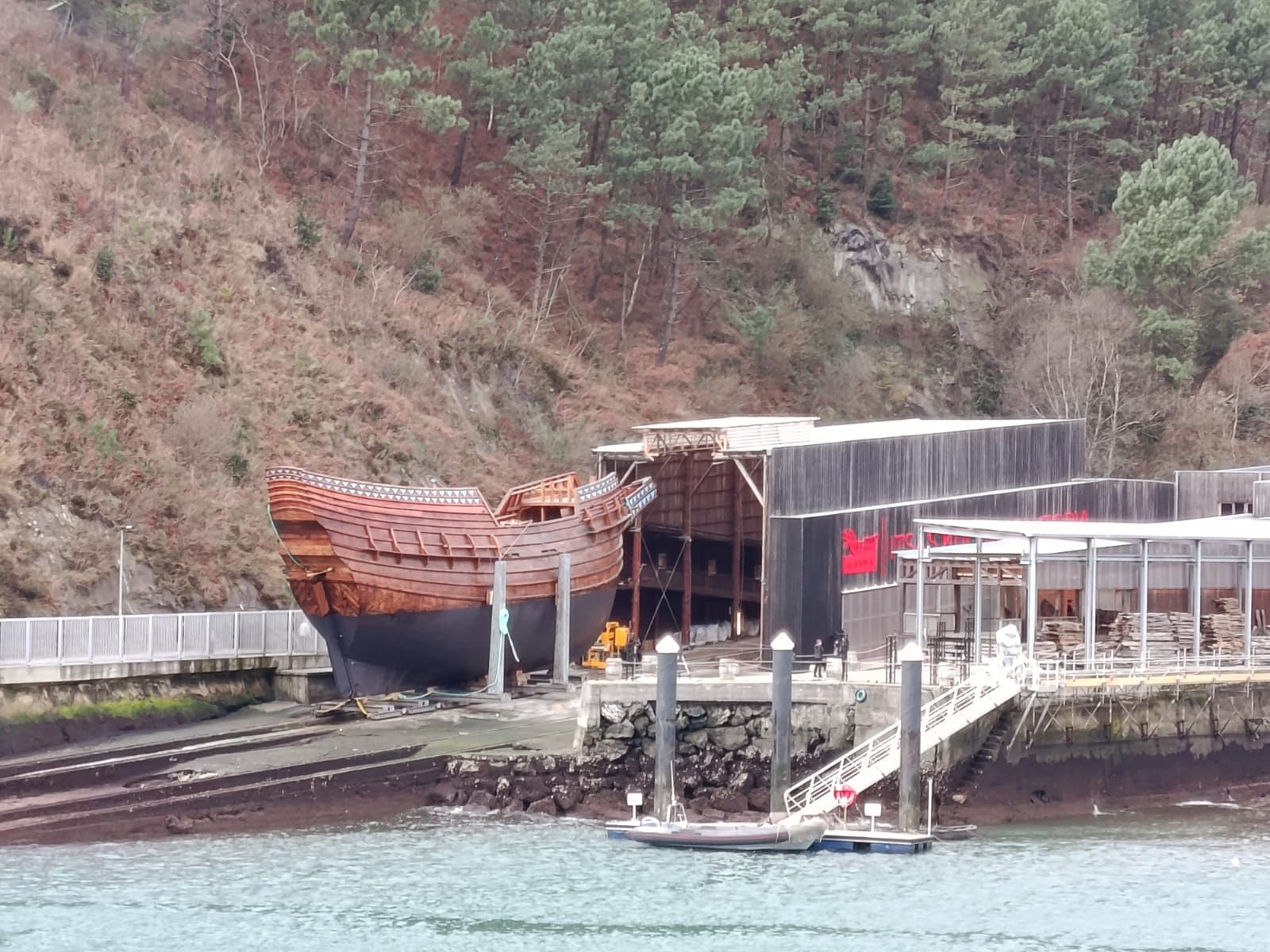 El casco de la nao San Juan esperando a ser echado al mar