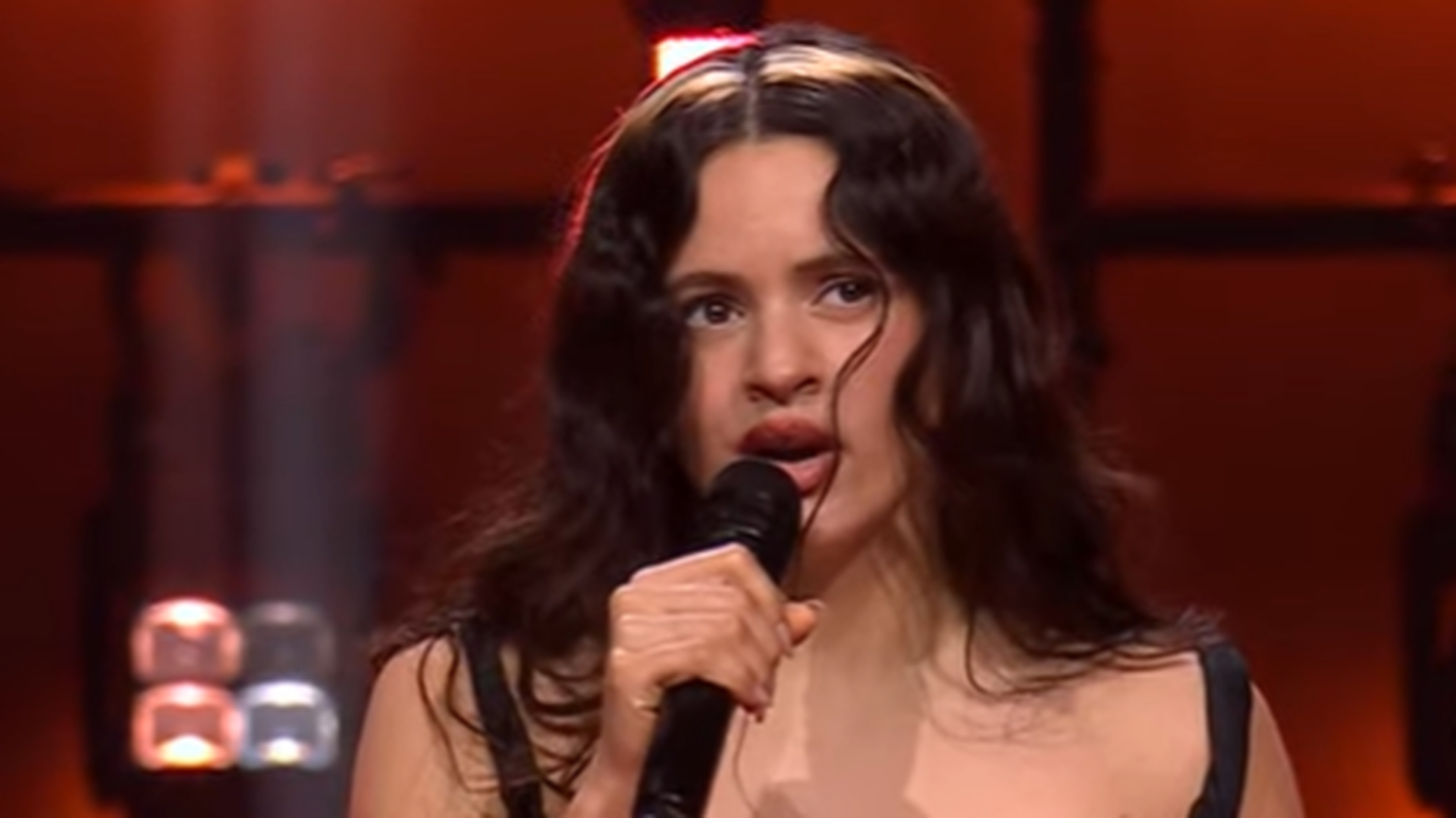 El emotivo mensaje de Rosalía a los afectados por la DANA desde Valencia: "Que sepáis que no estáis solos, seguimos con vosotros"