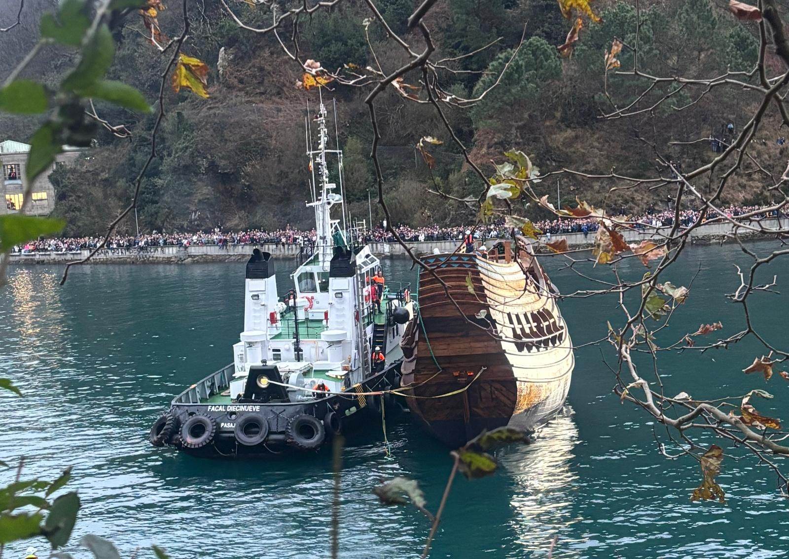 El legendario ballenero vasco ya flota en aguas de la bahía guipuzcoana