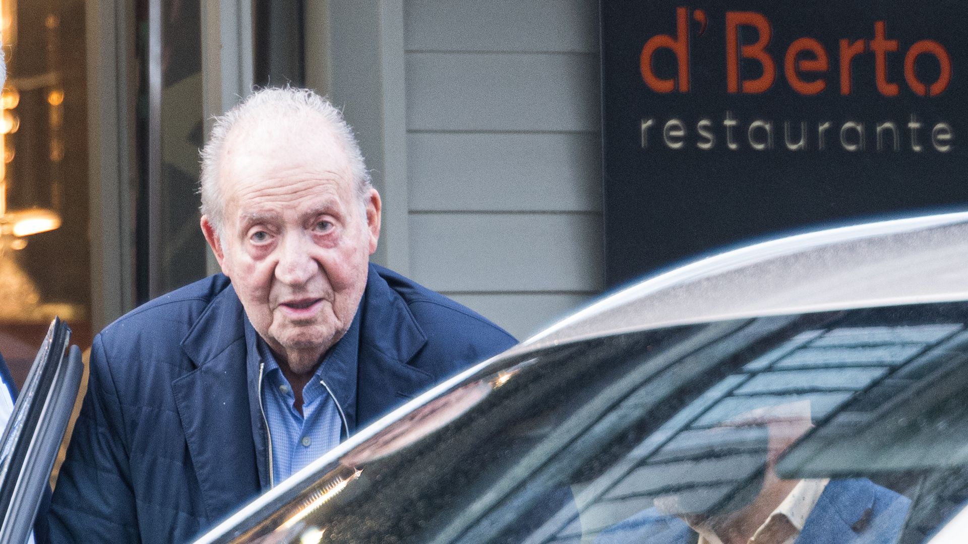 Juan Carlos I a la salida de su marisquería favorita en las Rías Baixas de Galicia