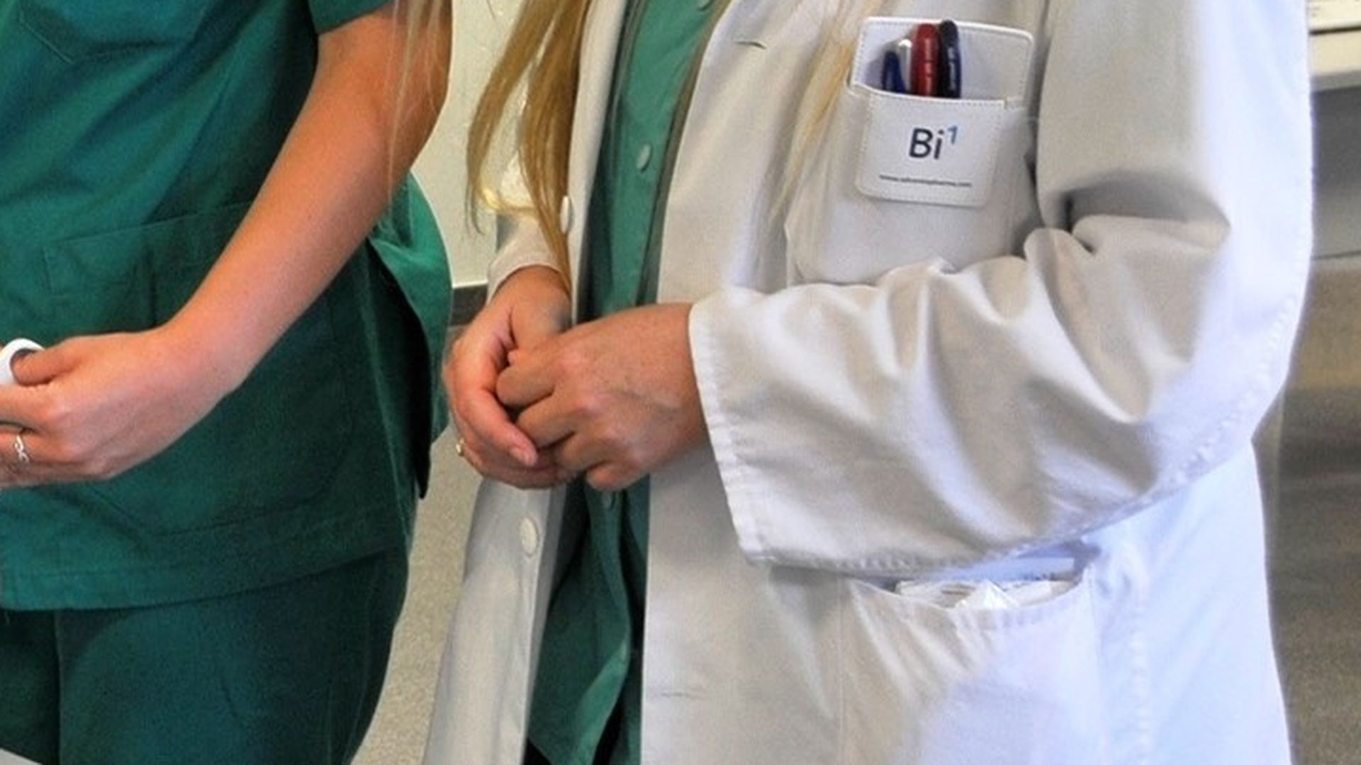 La menor que cayó de un edificio en Gáldar sigue hospitalizada: investigan si la caída fue accidental o intencionada