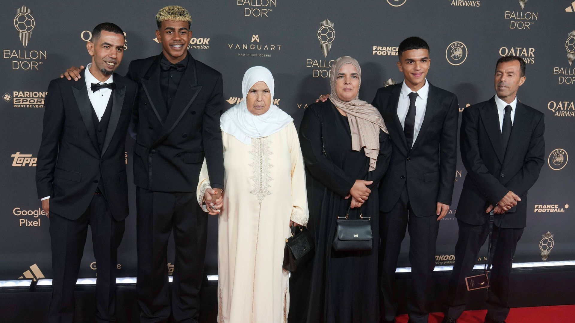 Lamine Yamal, con sus familiares en la gala del Balón de Oro
