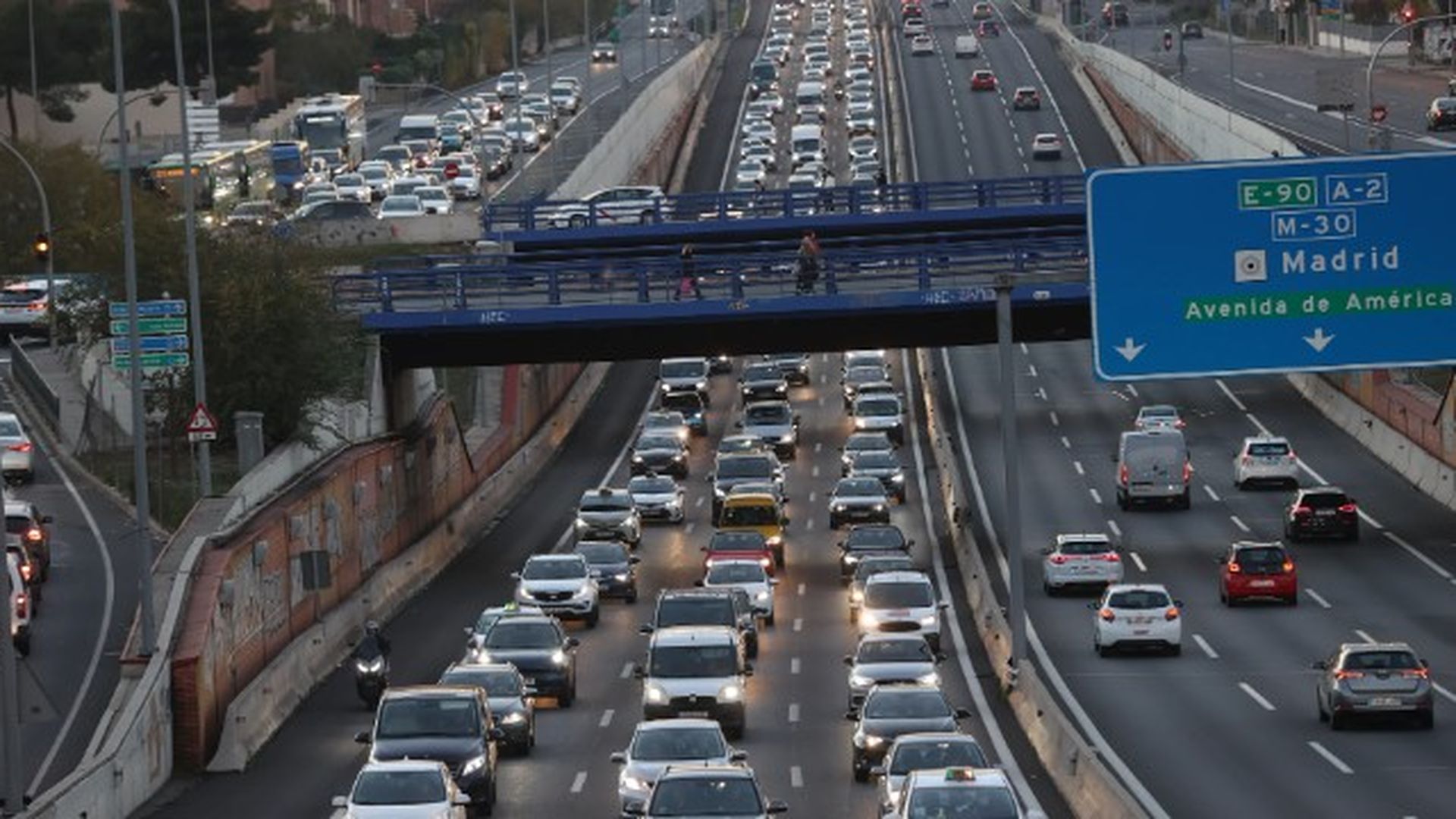 Los coches sin etiqueta no podrán circular por Madrid desde el 1 de enero de 2026: más de 300.000 vehículos afectados