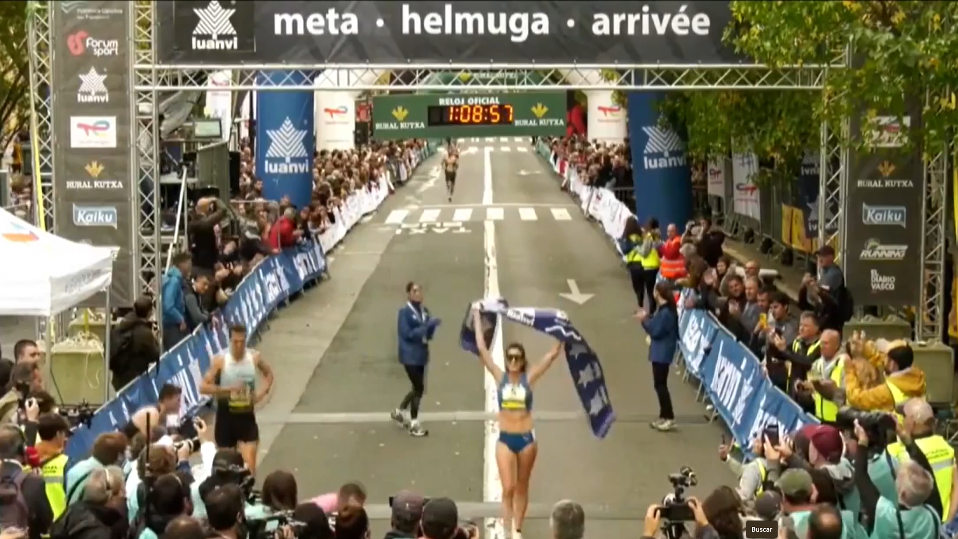 Mireia Guarner cruzando la meta de la Behobia-San Sebastián 2024