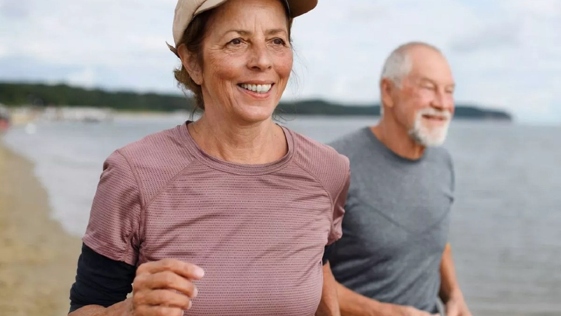 Pareja haciendo ejercicio en la playa