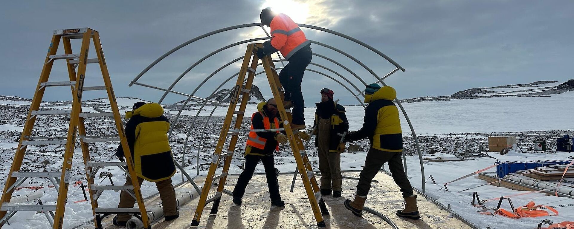 Trabajadores en plena faena en la Antártida