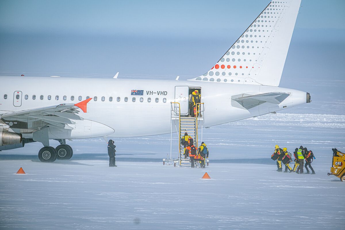 Trabajadores subiendo al avión en la Antártida