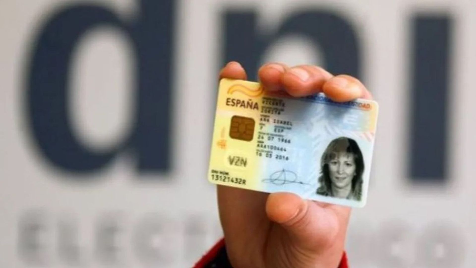 Una persona sosteniendo un DNI.