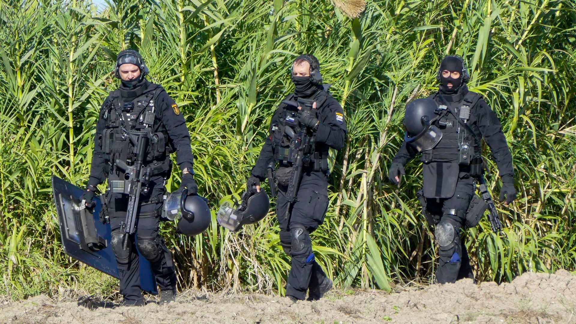 Agentes de policía desplegados frente a la nave en la que se encuentra atrincherado en Isla Mayor (Sevilla)