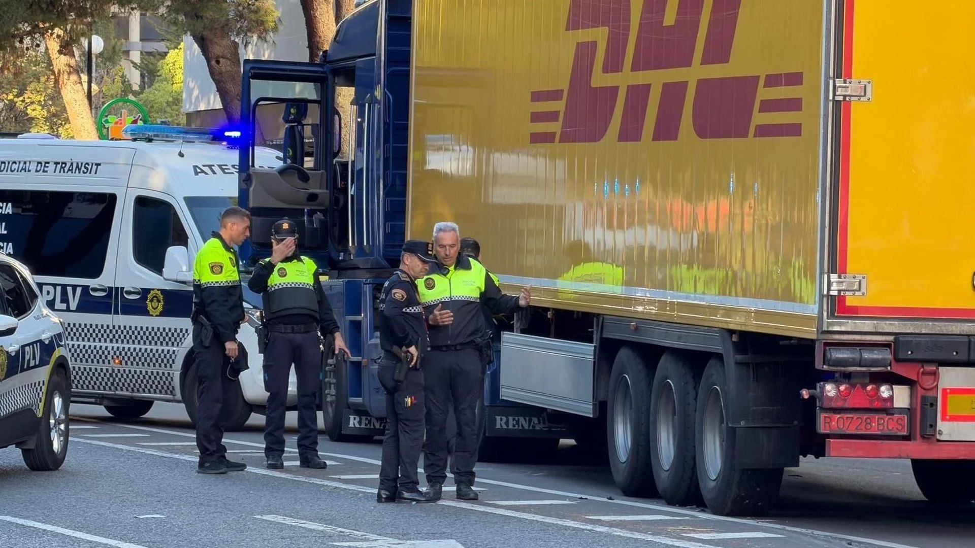 Agentes en el lugar del atropello mortal en Valencia