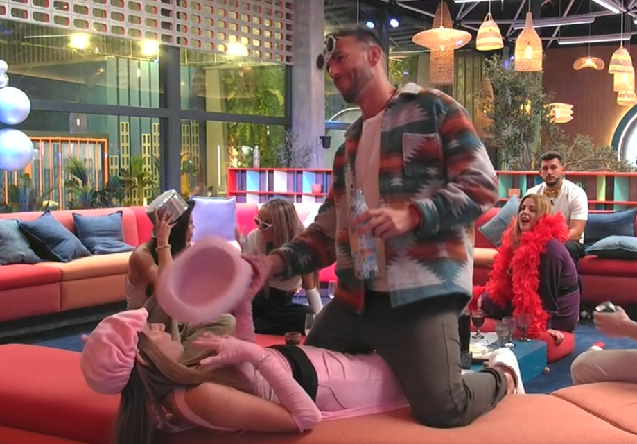 Diego le hace un baile sexi a Aroa