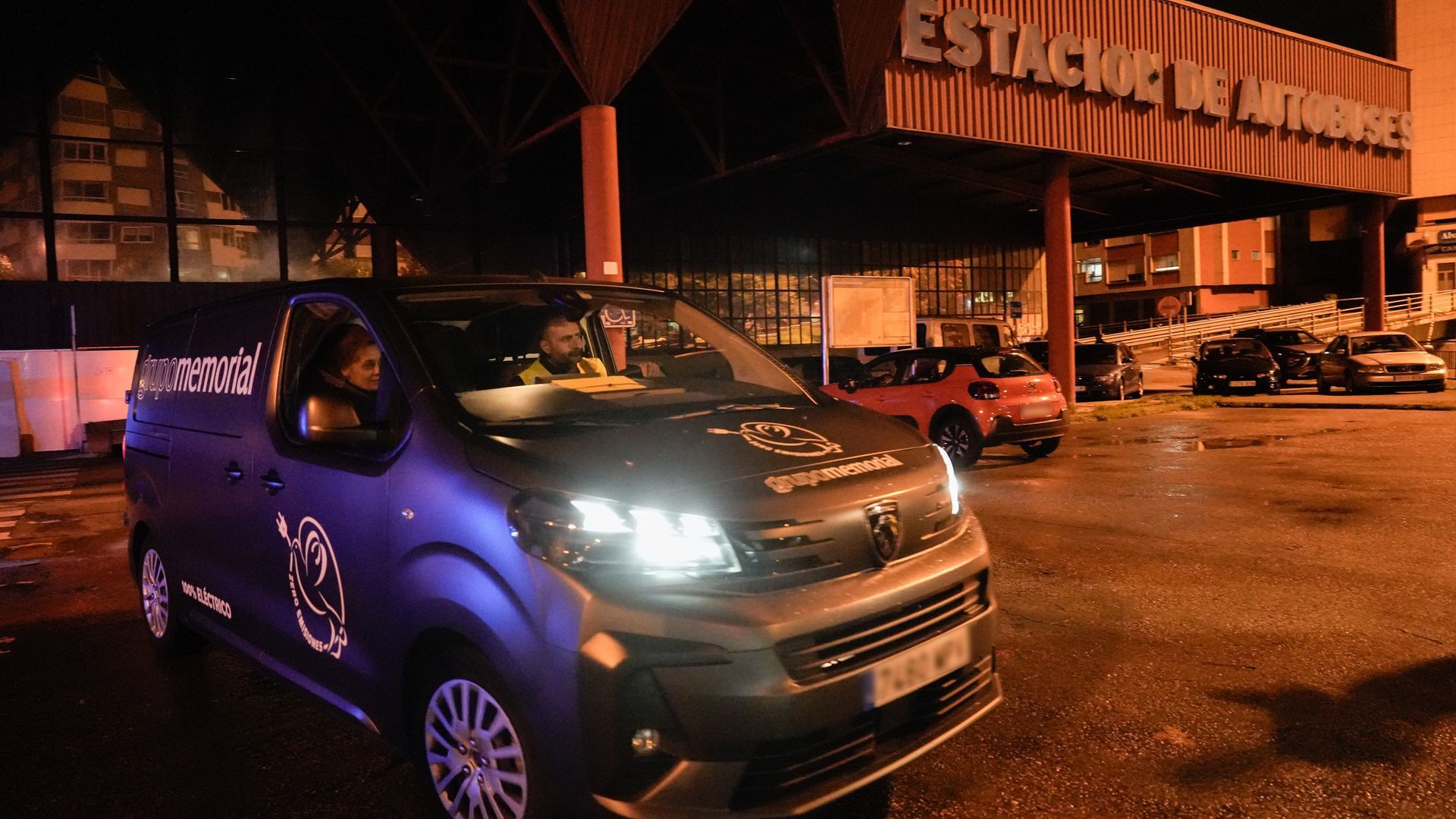 Furgoneta funeraria en el lugar del crimen en Vigo