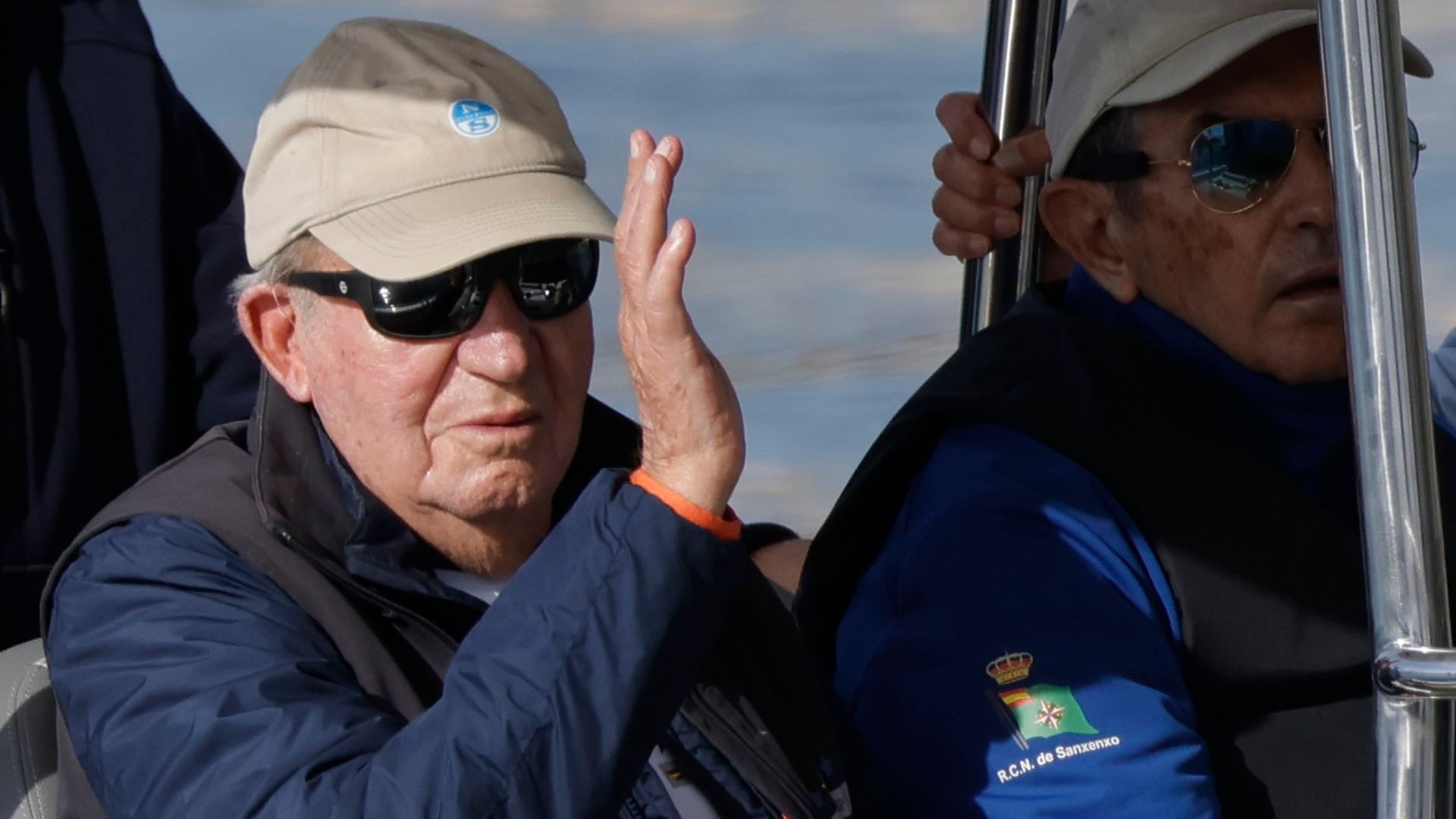 Juan Carlos I sale a navegar en Sanxenxo a pesar del viento y tras la publicación de sus memorias