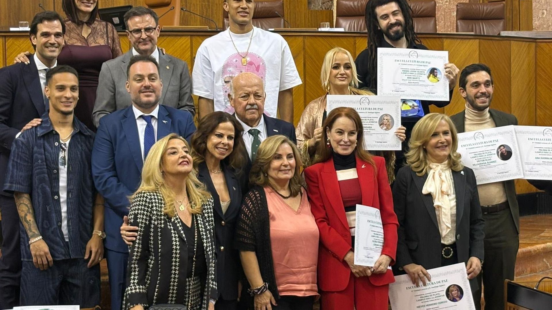 La Húngara, premiada por el Parlamento andaluz con la Paloma de Plata por su visibilidad a la salud mental: "Los sueños se cumplen"