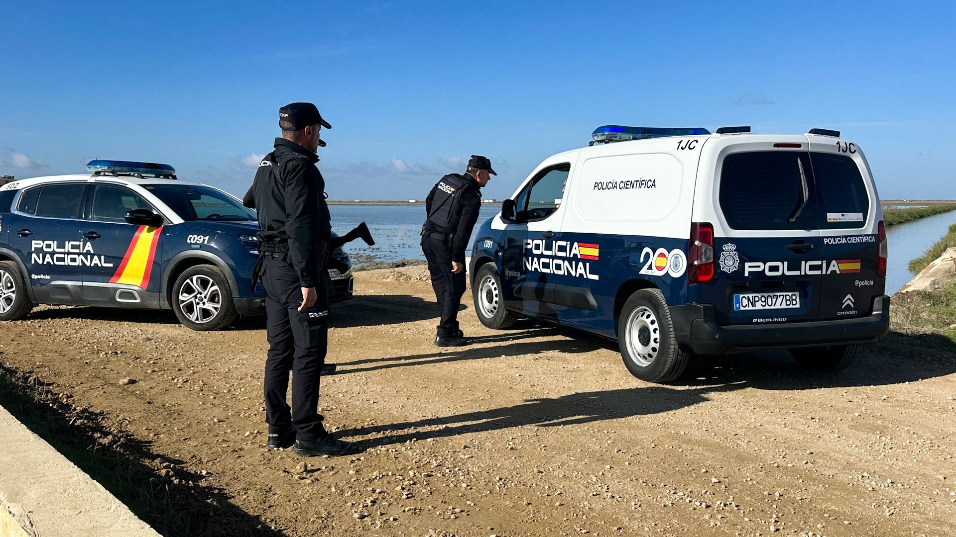 Operativo desplegado en torno a la nave donde se encuentra el atrincherado