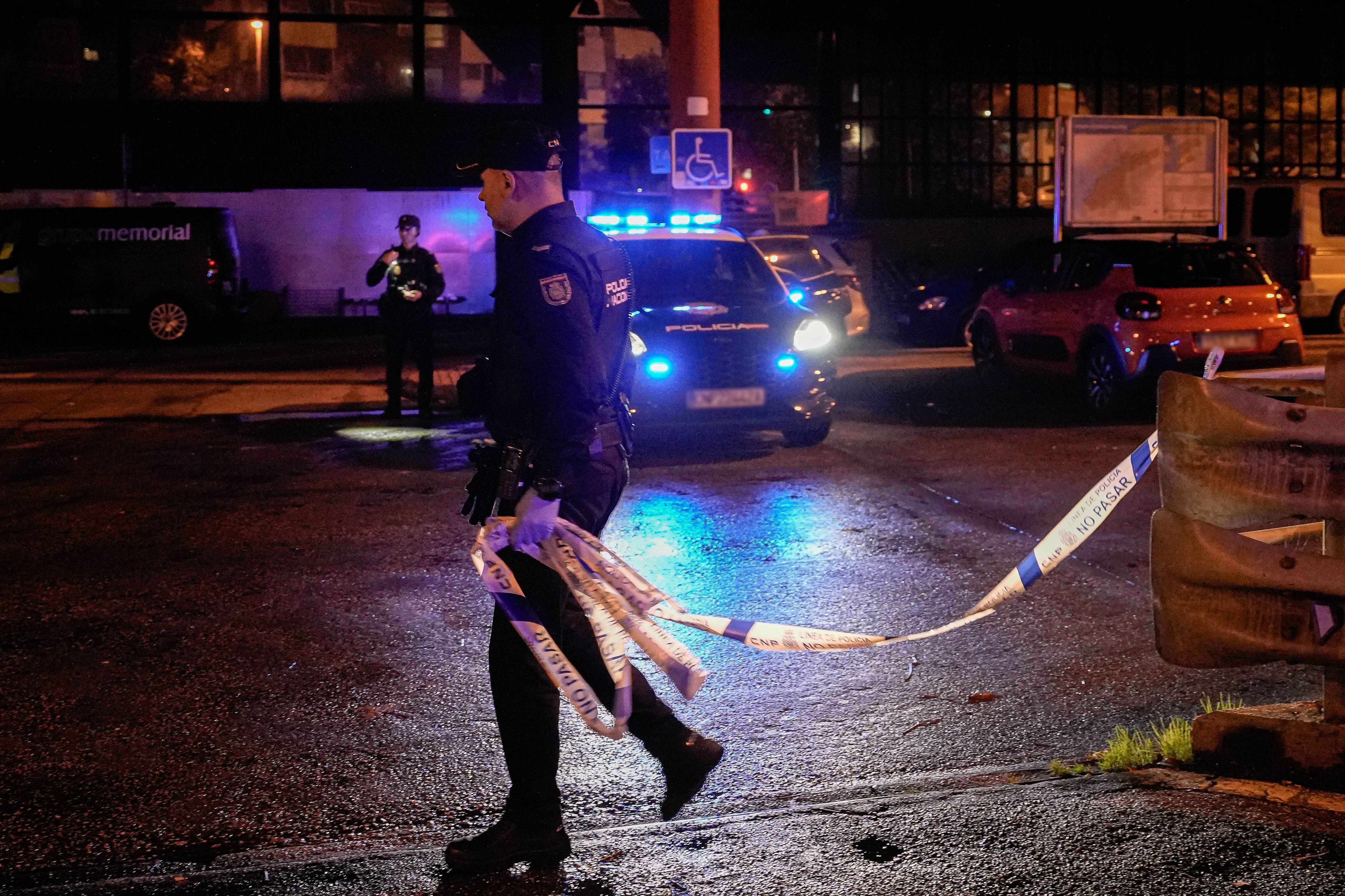 Varios agentes acordonan el lugar donde ocurrió el crimen