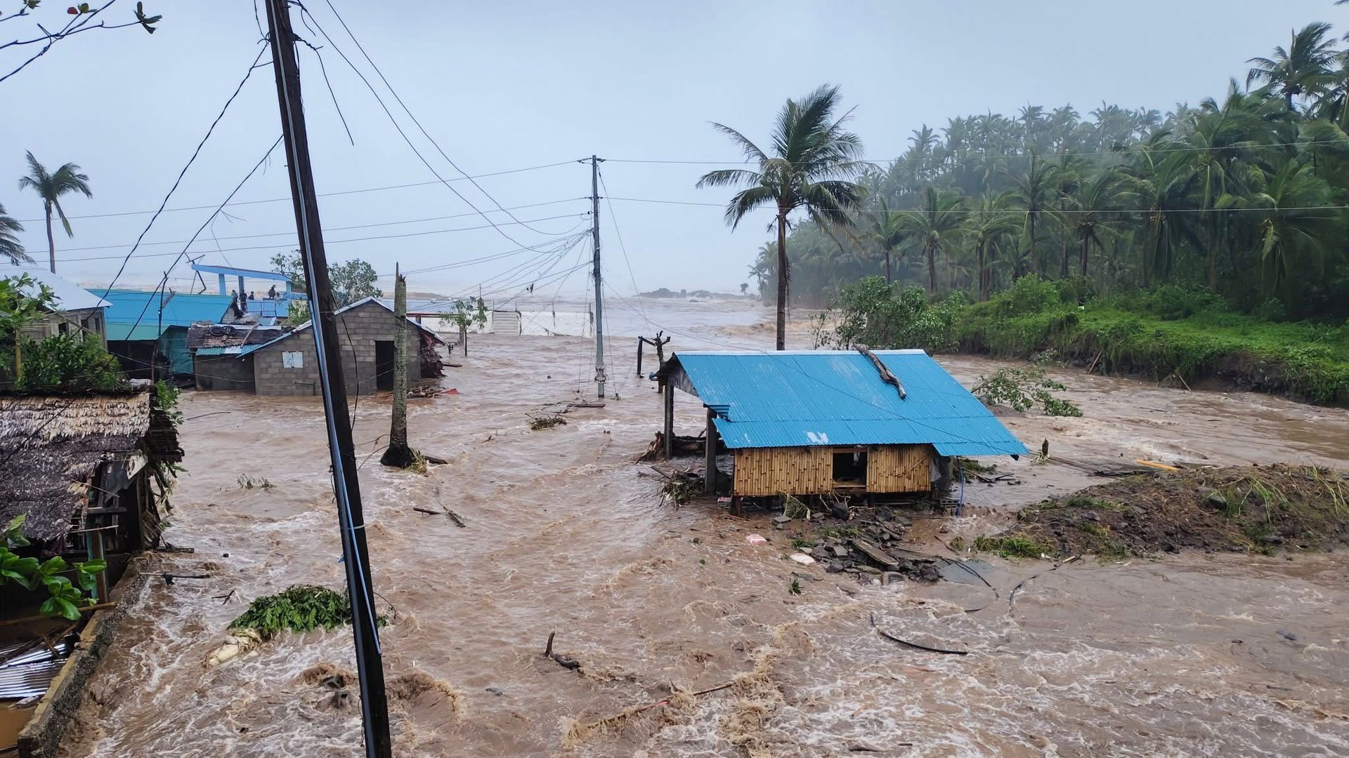 54 provincias en alerta en Filipinas tras la evolución del tifón 'Kalmaegi' a 'supertifón