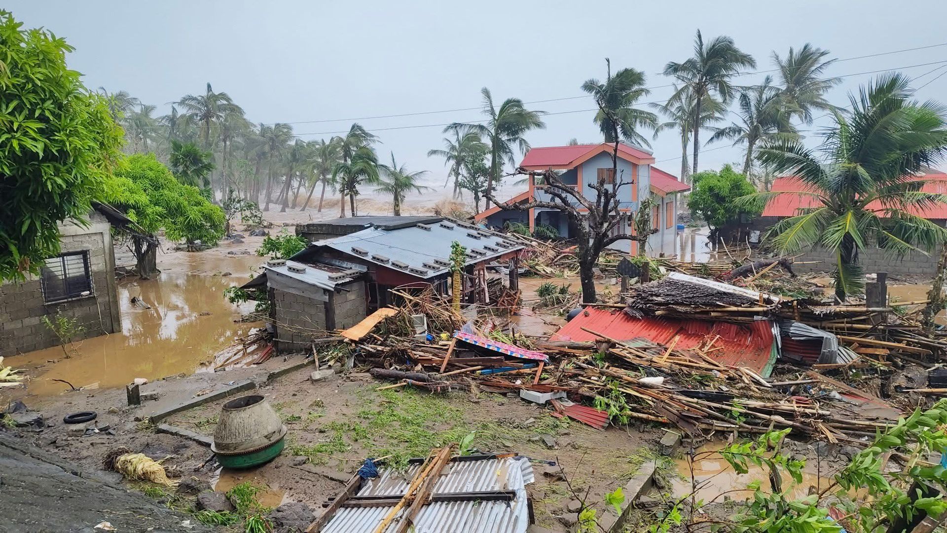 54 provincias en alerta en Filipinas tras la evolución del tifón 'Kalmaegi' a 'supertifón
