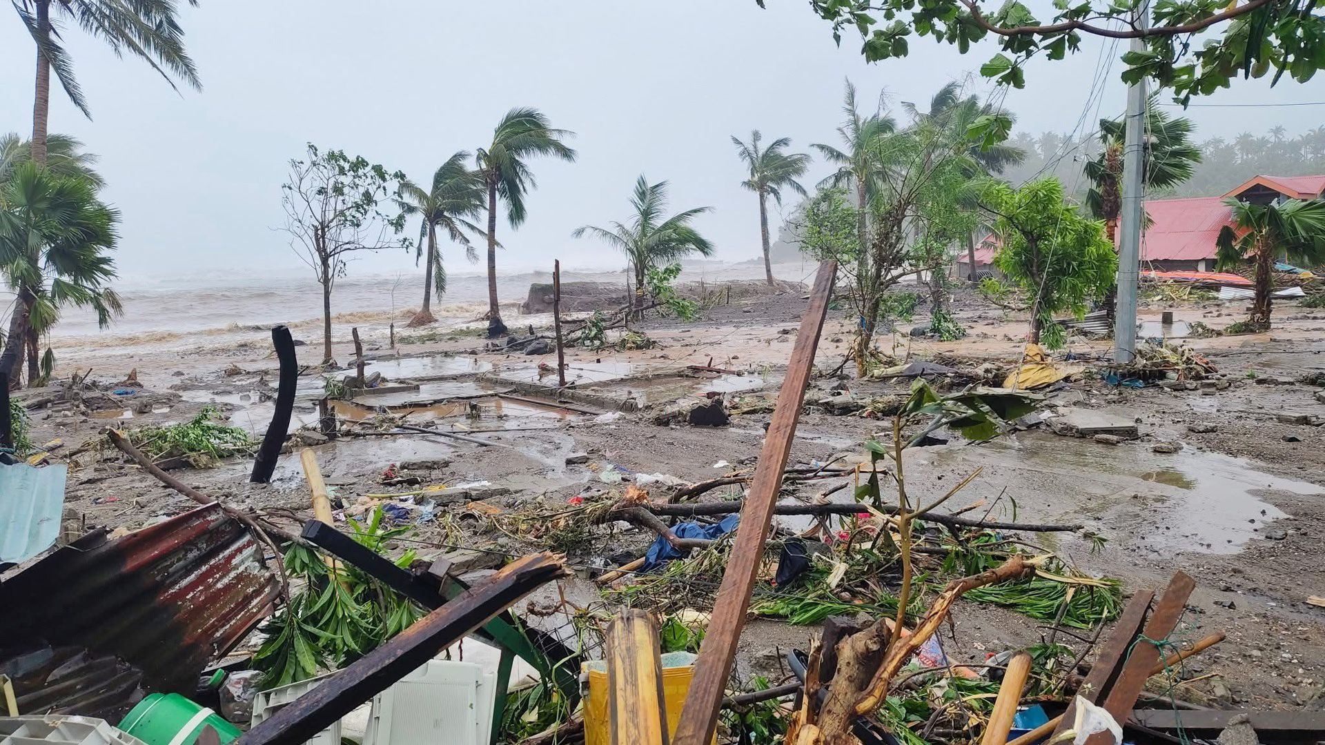 54 provincias en alerta en Filipinas tras la evolución del tifón 'Kalmaegi' a 'supertifón