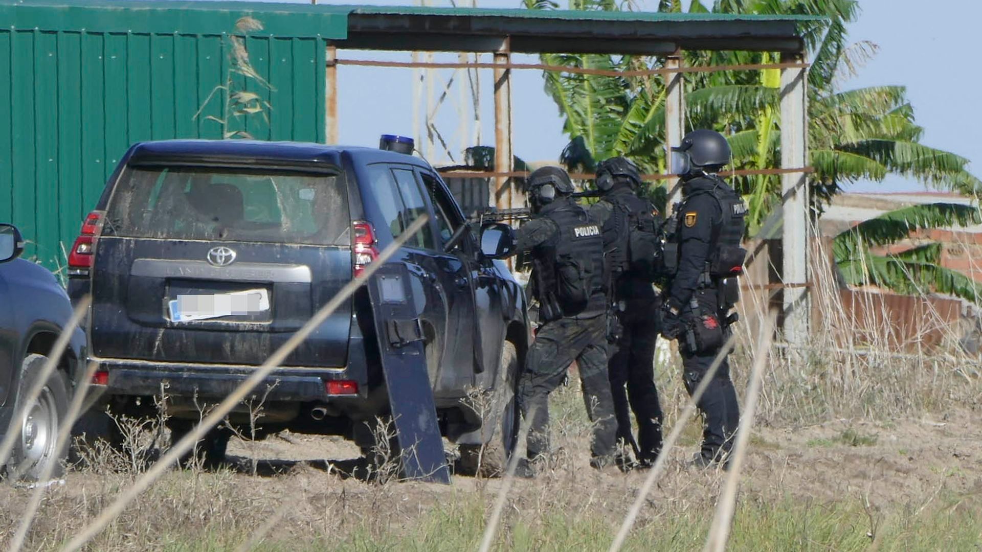 Agentes de policía desplegados frente a la nave en la que se encuentra atrincherado en Isla Mayor (Sevilla)