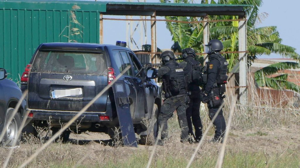 Agentes de policía desplegados frente a la nave en la que se encuentra atrincherado en Isla Mayor (Sevilla)