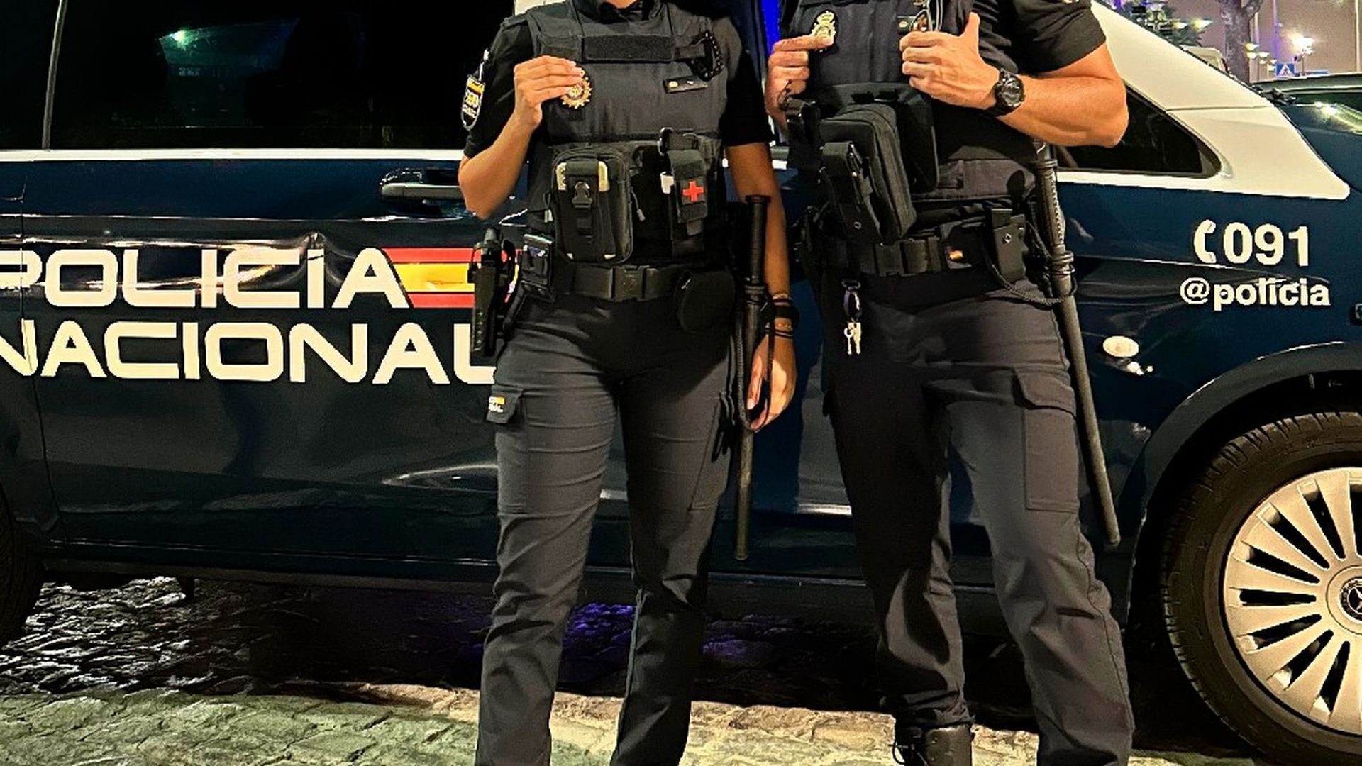 Agentes y coche policial