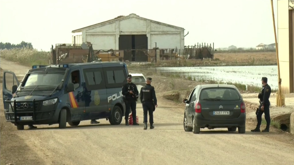 Despliegue de agentes de la Policía Nacional en Isla Mayor, Sevilla, para dar con los autores de los disparos a un agente