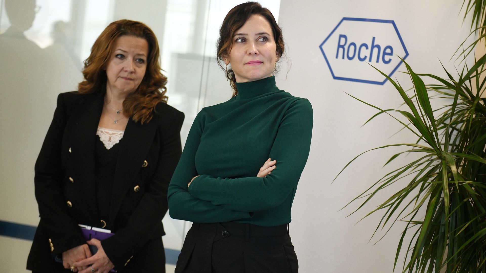 Isabel Díaz Ayuso junto a la consejera de Sanidad, Fátima Matute