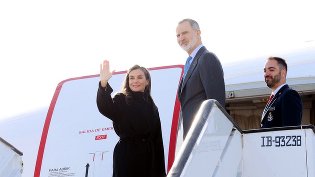Los reyes Felipe VI y Letizia, despedidos con honores en el aeropuerto de Madrid