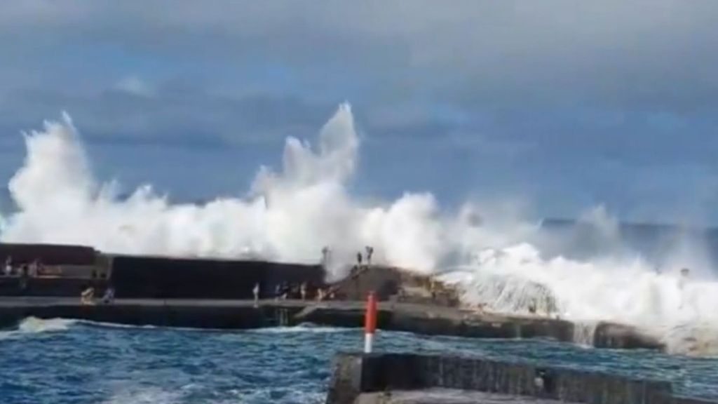 Momento en que un golpe de mar arrastra a varias personas en Puerto de la Cruz, Tenerife