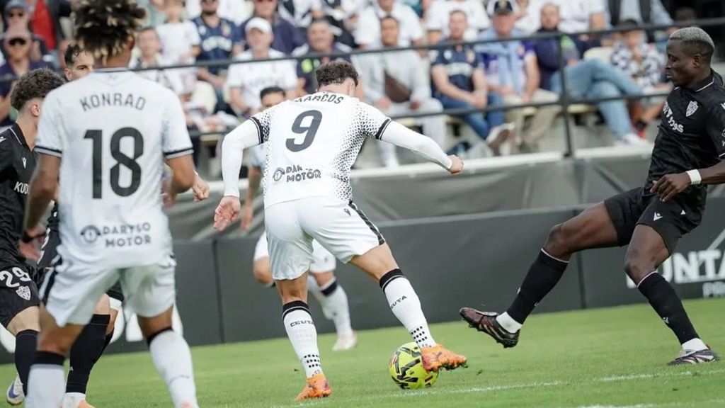 Muere un aficionado del Ceuta en las gradas del estadio Alfonso Murube: suspendido el encuentro frente al Almería