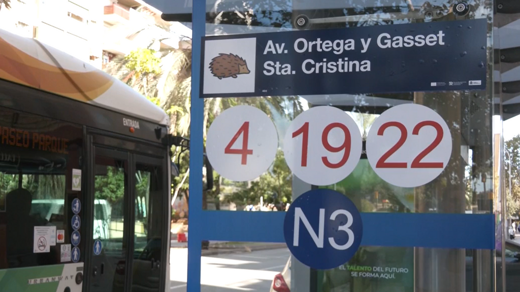 Parada de autobús en Málaga, con el dibujo de un erizo