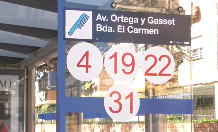 Pictograma de un peine en una de las paradas de autobús en Málaga