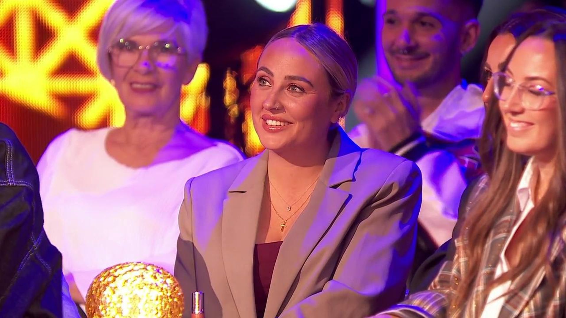 La espectacular actuación de Gloria Camila bailando por su madre y el apoyo  de Rocío Flores entre el público - Bailando con las estrellas