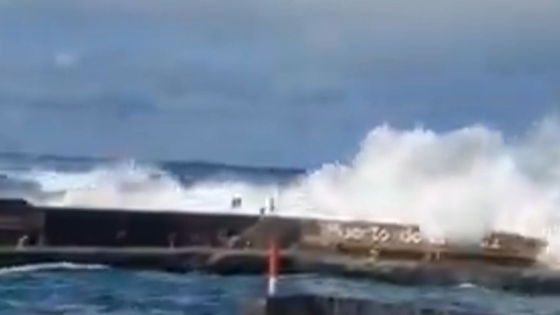 Tres muertos y 15 heridos por golpes de mar en Tenerife: varias personas arrastradas eran cruceristas Tres muertos y 15 heridos por golpes de mar en Tenerife: varias personas arrastradas eran cruceristas