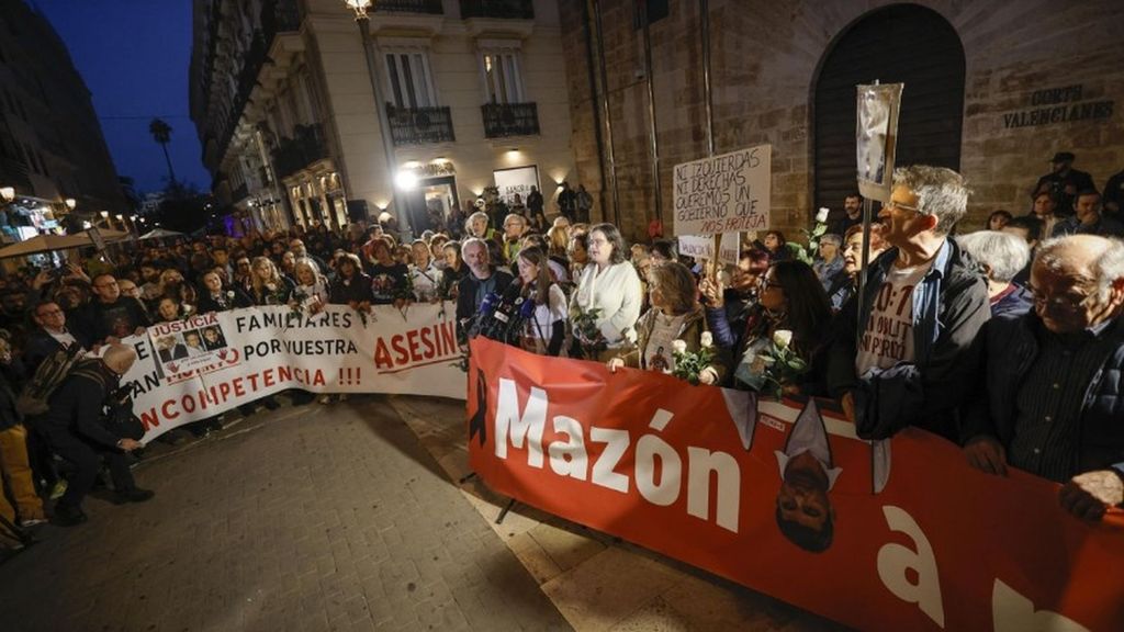 Una protesta en Valencia pide 'Mazón a prisión' en plena negociación entre PP y Vox para su relevo