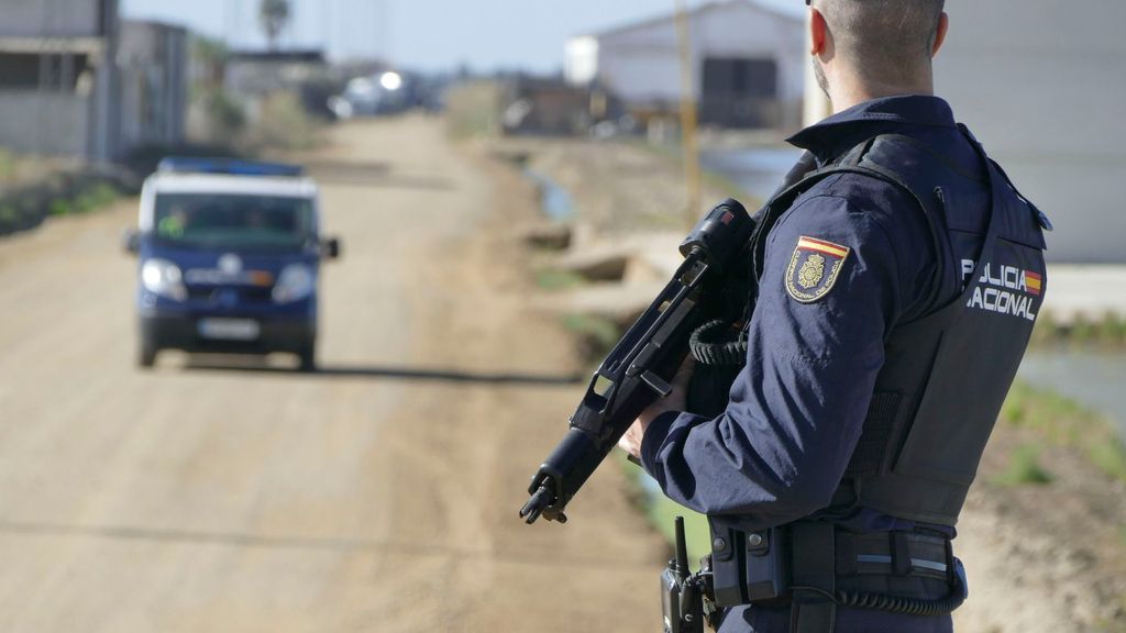 Uno de los agentes del operativo en la operación contra el narcotráfico en Isla Norte, Sevilla