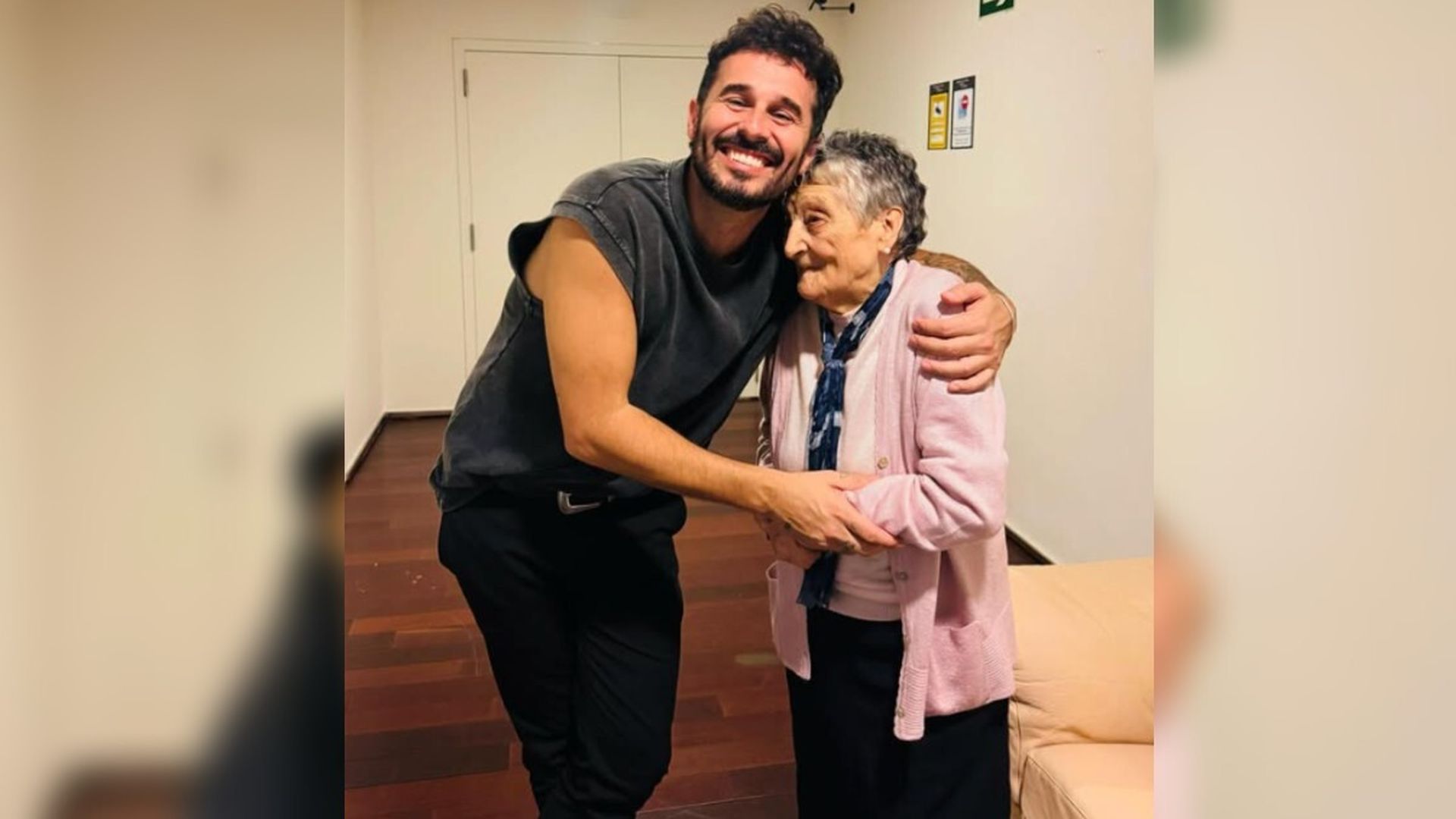 Antoñito Molina junto a la abuela Carmen