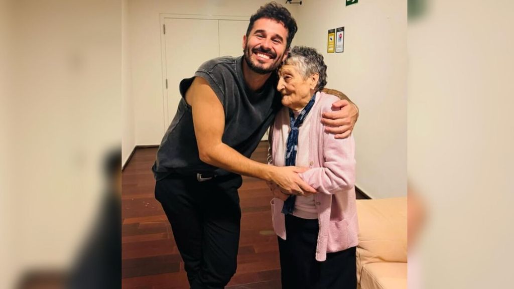 Antoñito Molina junto a la abuela Carmen