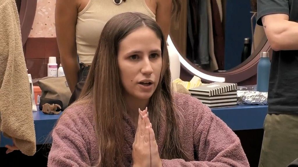 Aroa se disculpa con sus compañeros