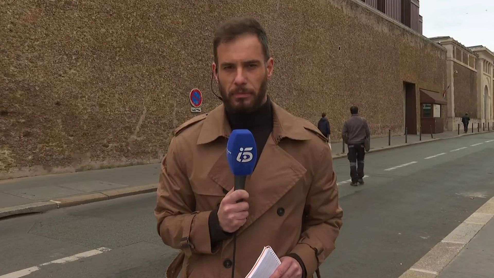 Carlos Herranz, desde el exterior de la prisión de La Santé
