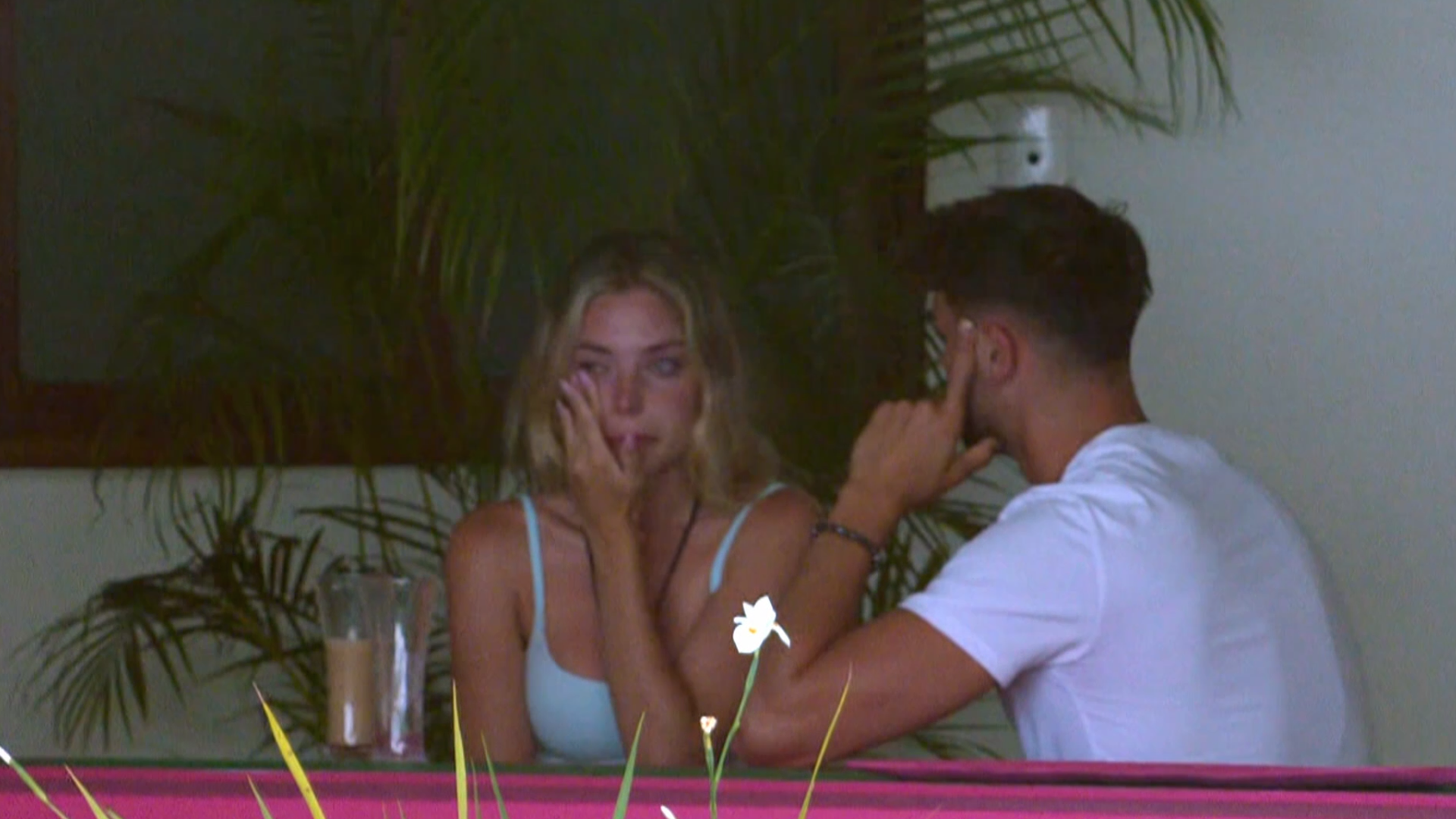 Claudia llora después de su íntimo acercamiento con Gerard