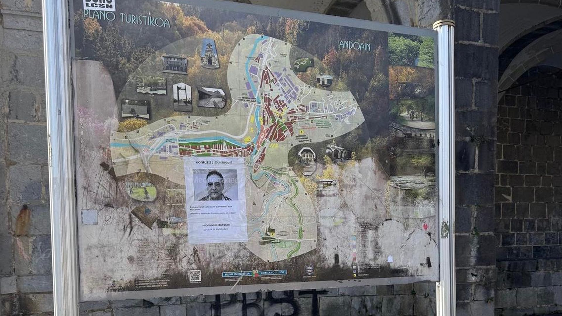 El cartel adjunta una foto reciente de Ferrándiz que tiene 60 años