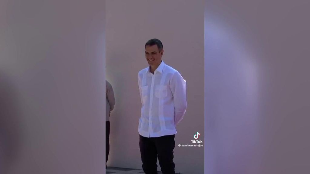 El presidente del Gobierno, Pedro Sánchez, explica en TikTok por qué lleva una guayavera